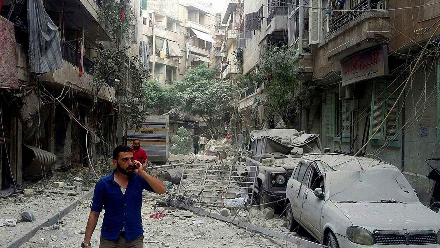 Cohetes impactan en el sector residencial en Alepo.