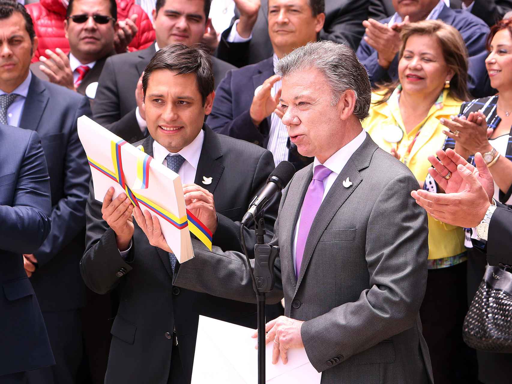 Santos entrega el acuerdo de paz al Congreso colombiano.