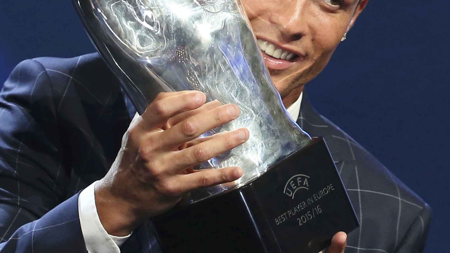 Cristiano Ronaldo con el trofeo a mejor jugador de Europa.