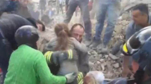 El momento del rescate de la niña que ha permanecido 16 horas atrapada.