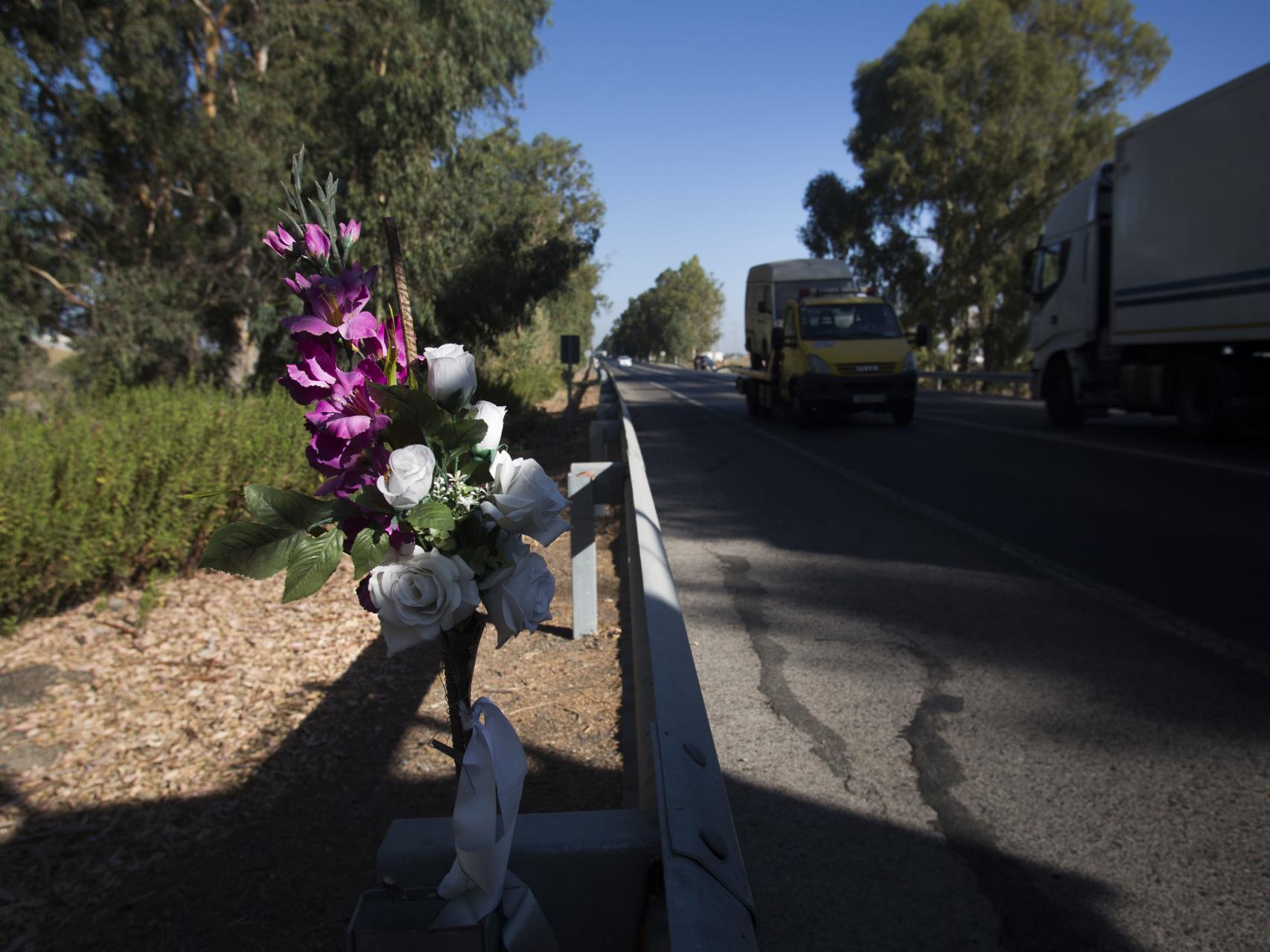 Flores en memoria de una de las víctimas del accidente en la Nacional IV entre Sevilla y Cádiz.