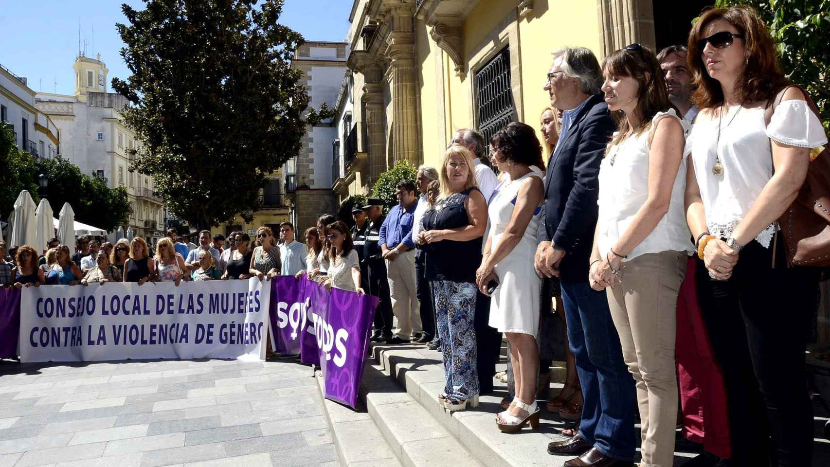 Concentración en repulsa por el asesinato e intento de asesinato de dos mujeres en Jerez.