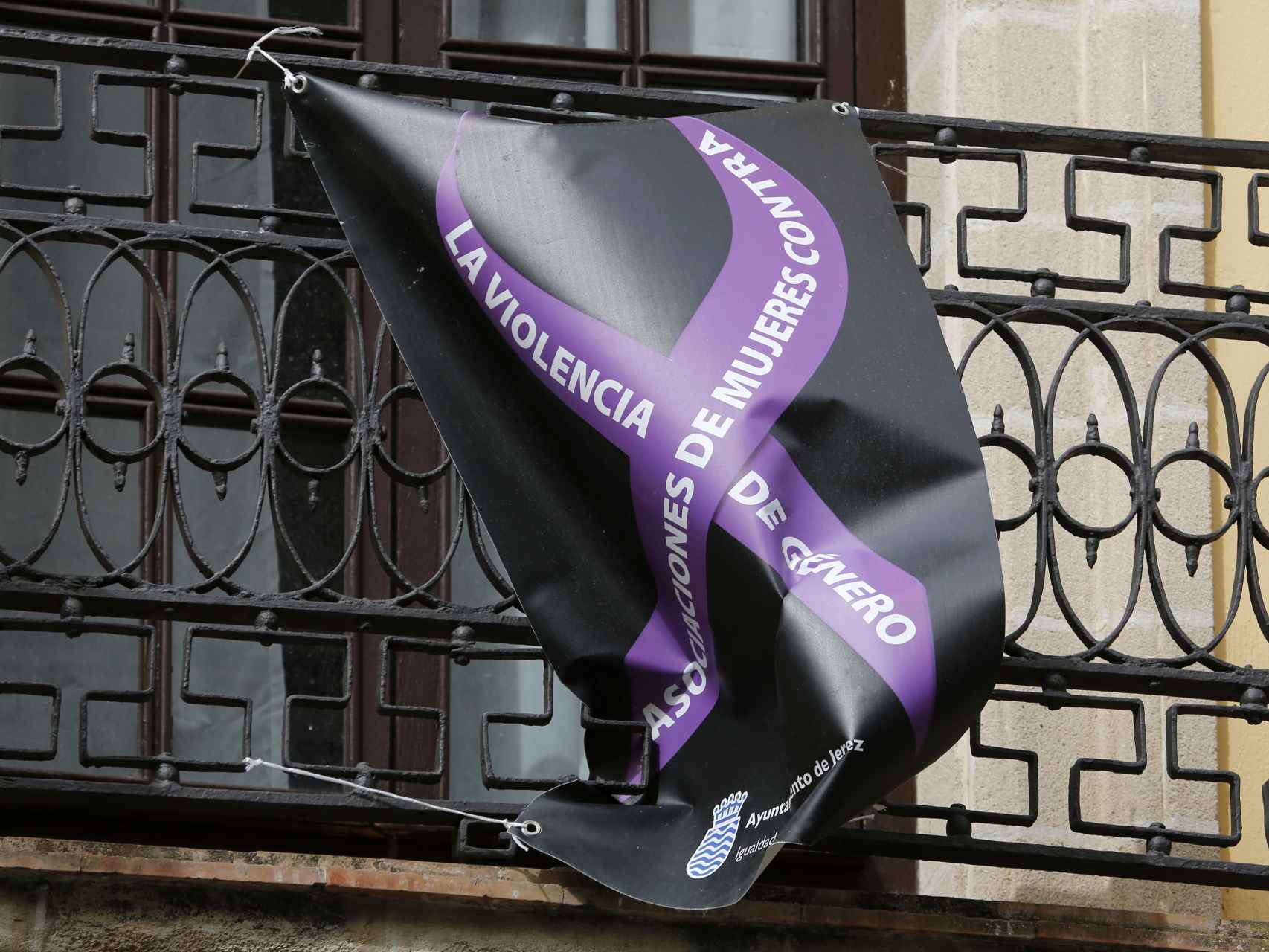 Una pancarta contra el maltrato de género colgada del ayuntamiento de Jerez, desde el último episodio de violencia machista que vivió la ciudad y que aún permanece en el balcón del consistorio.