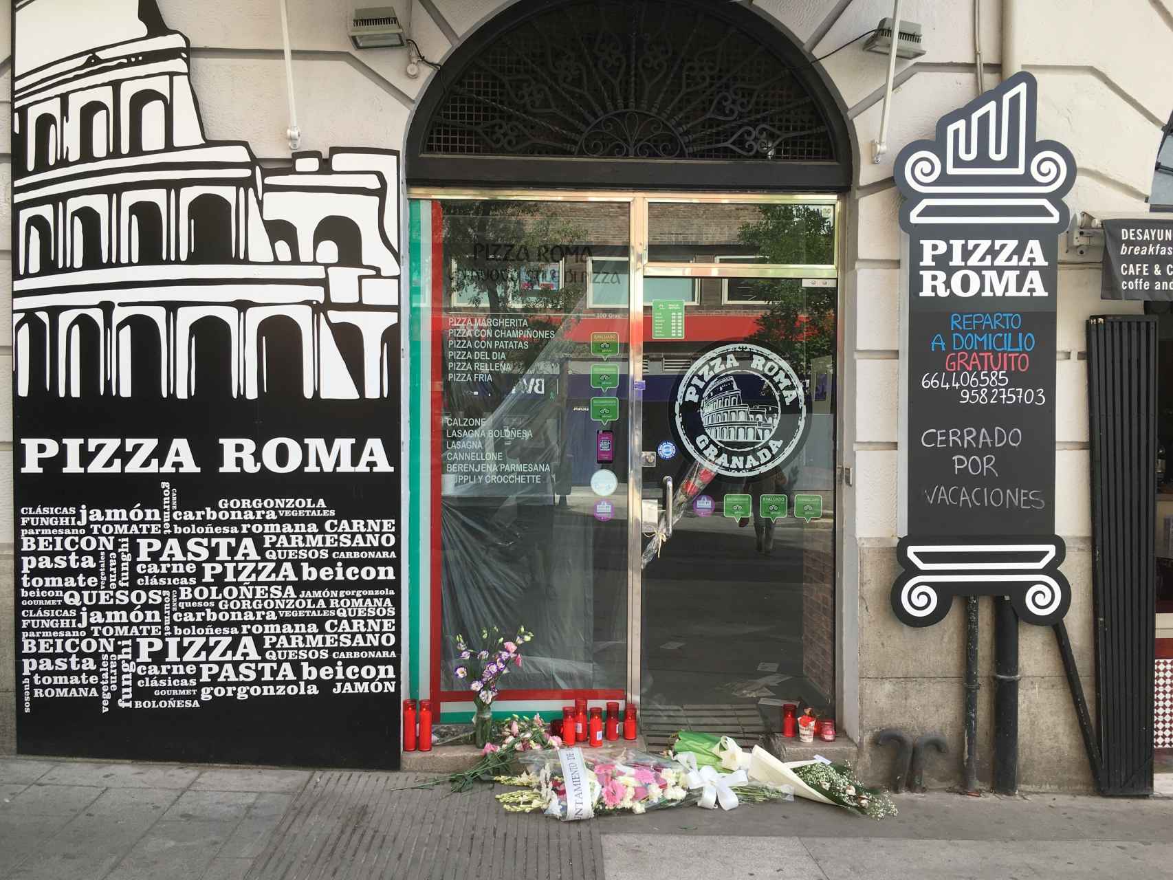 La puerta de Pizza Roma se ha convertido en un improvisado altar.