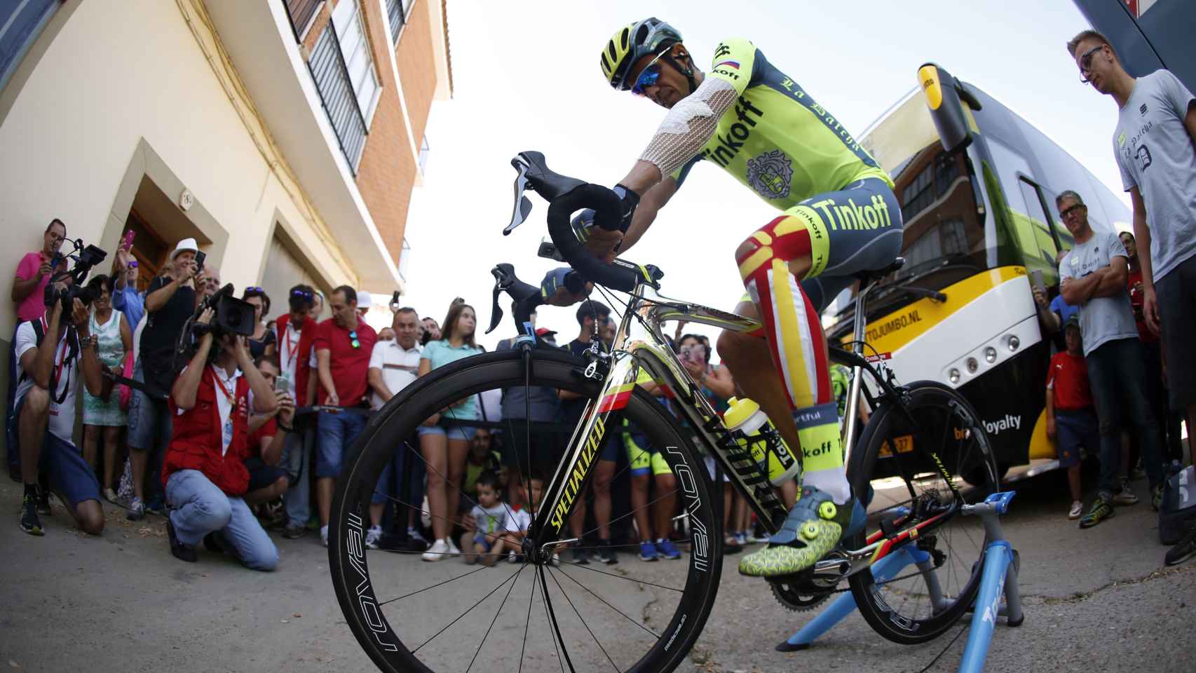 Alberto Contador calienta con un aparatoso vendaje.