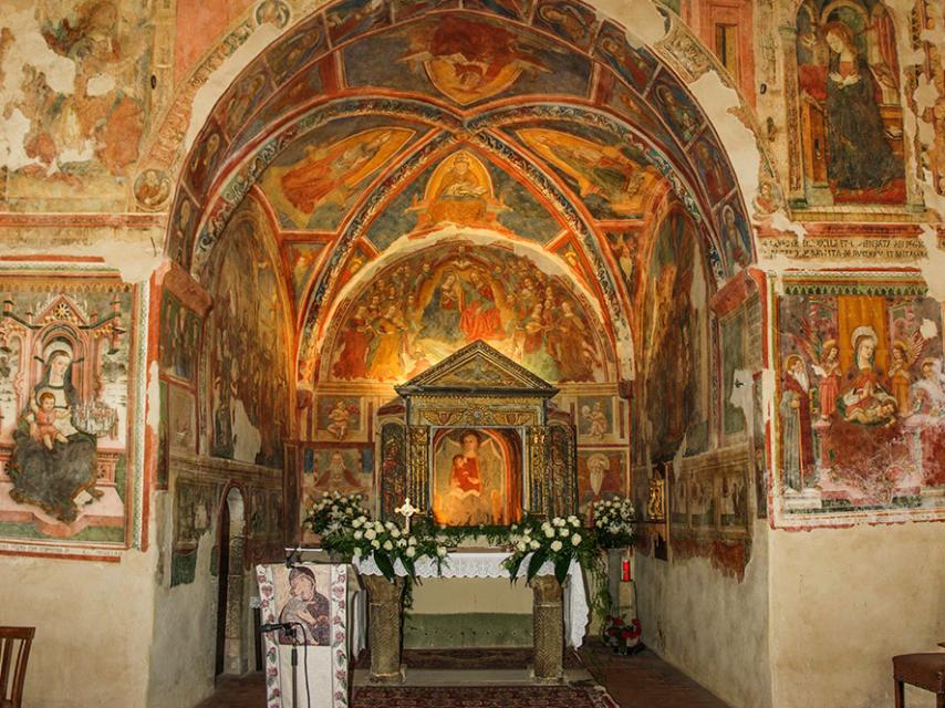 El interior del Santuario Icono Passatora (Amatrice).