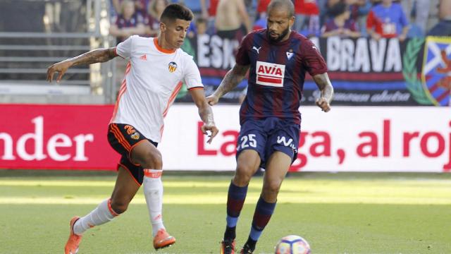 Joao Cancelo y Bebé en una acción del encuentro.