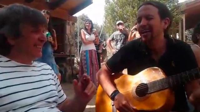 Iglesias canta a la guitarra que la tiene a la par que la de Rivera