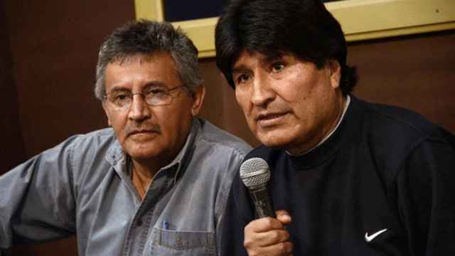 El presidente boliviano, Evo Morales, junto al gobernador de Cochabamba, Iván Canelas.