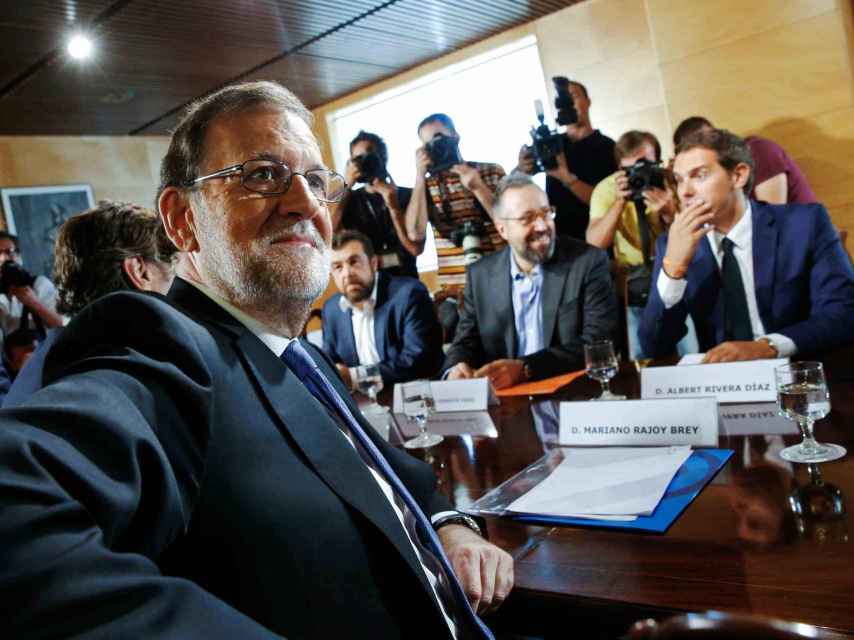 Rajoy y Rivera en la firma del acuerdo de investidura.