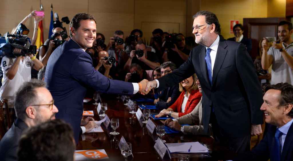 Rajoy y Rivera, en la firma del acuerdo de investidura.