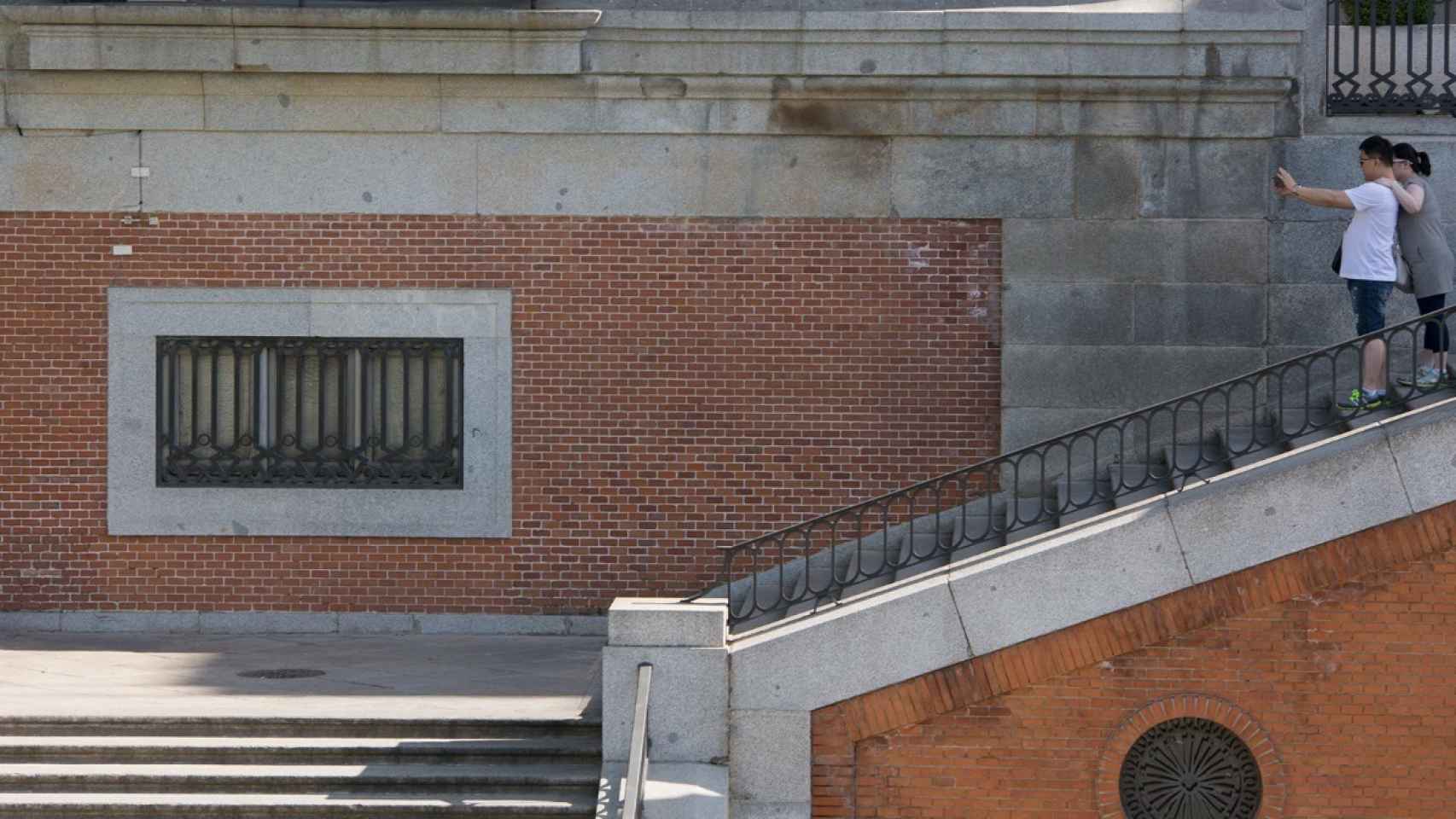 A la izquierda, la grieta que cruza la fachada norte del Museo del Prado.