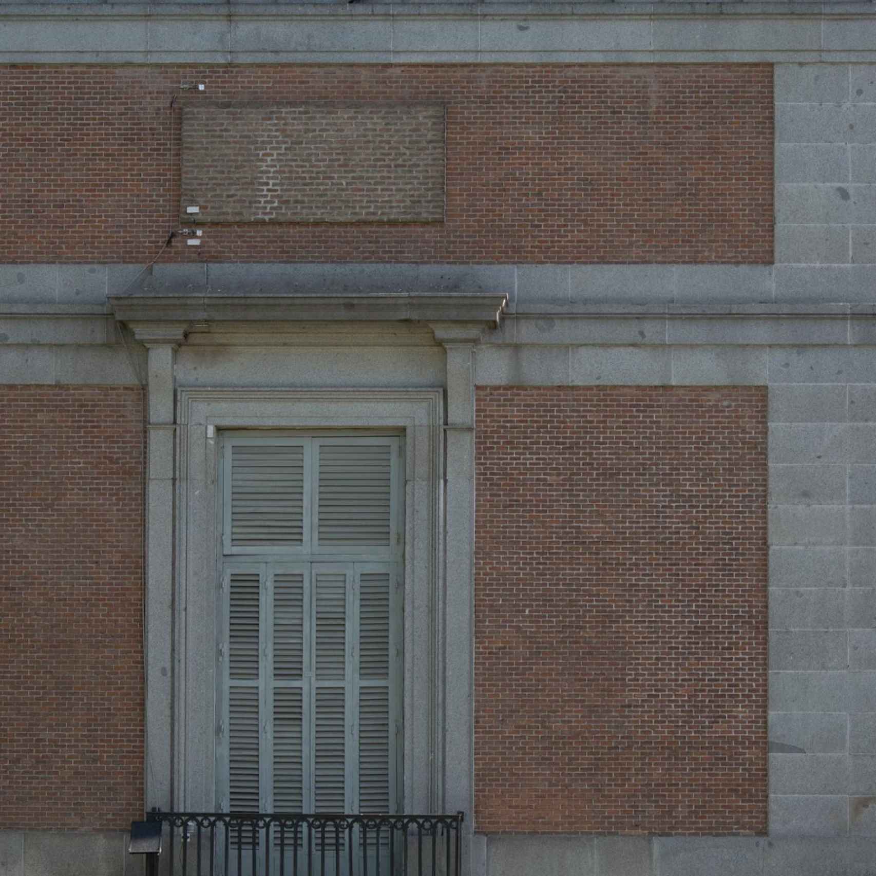 La grieta aparecida en 2014 escala toda la fachada del edificio Villanueva.