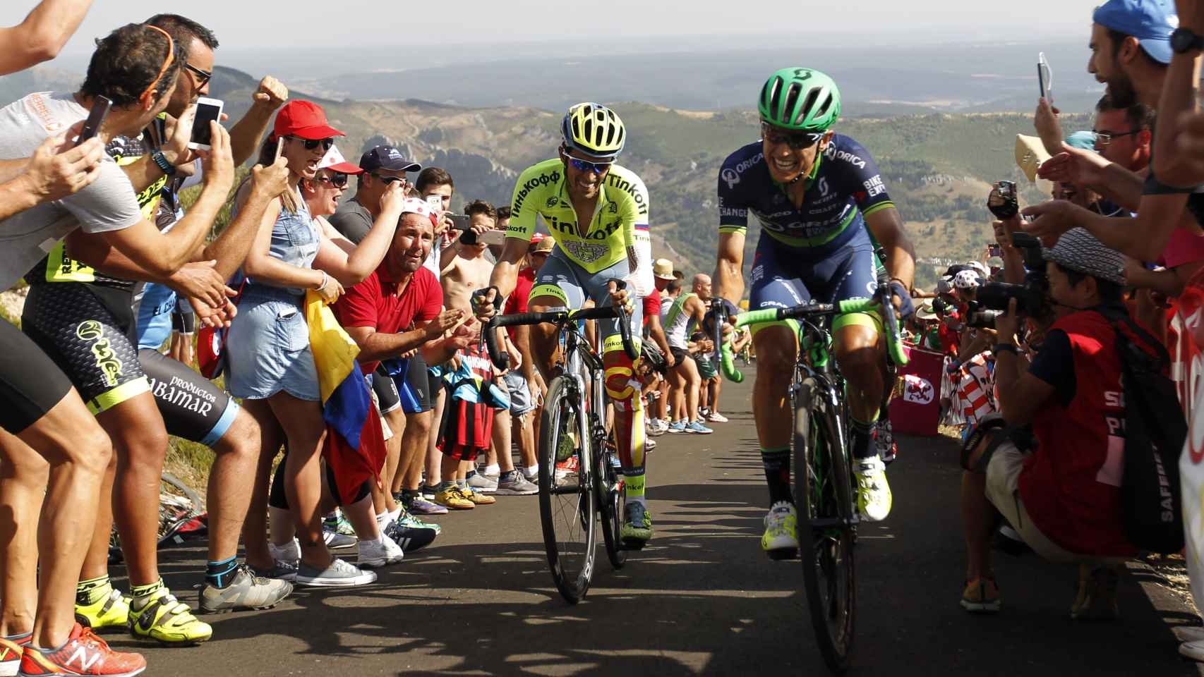 Contador y Esteban Cháves en la subida a La Camperona.