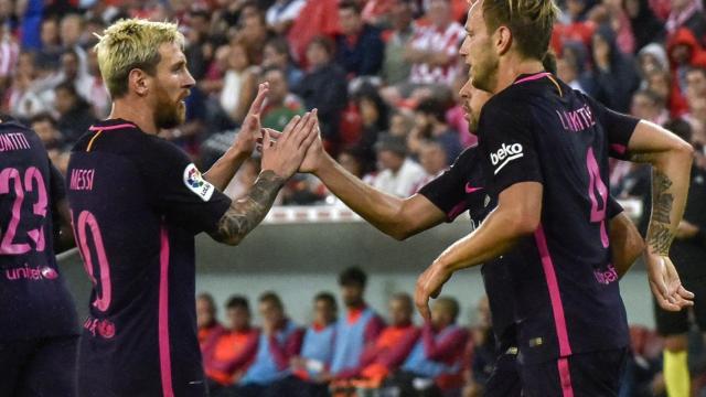 Messi saluda a Jordi Alba y Rakitic en San Mamés.