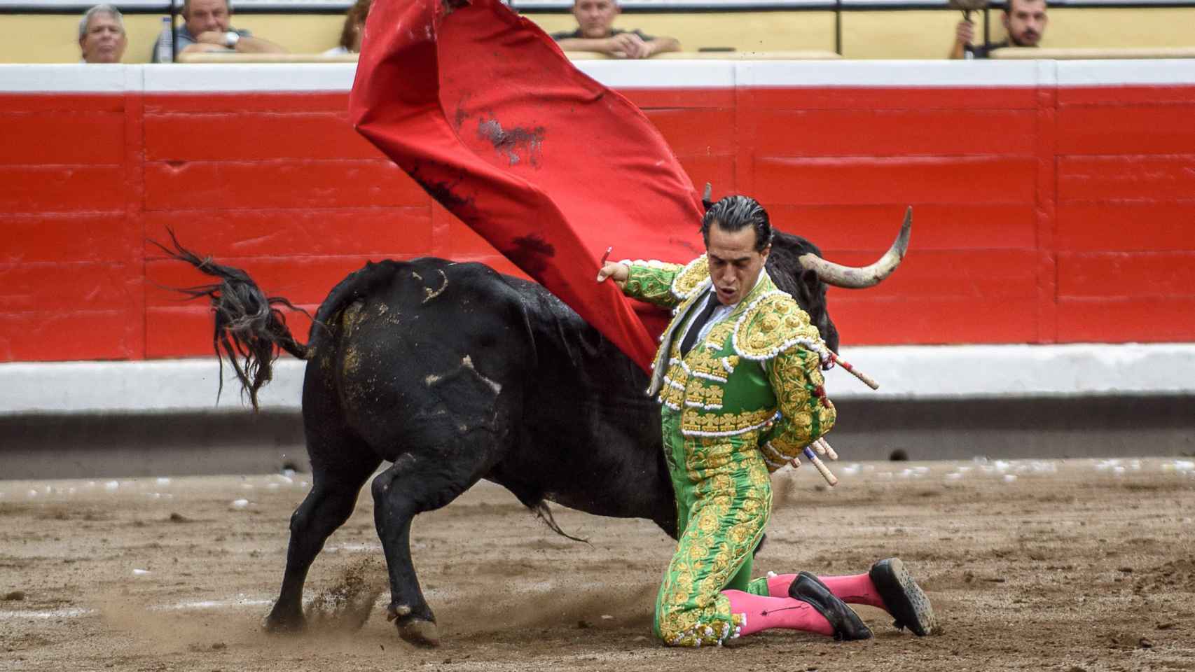 El diestro Iván Fandiño en su primer toro compartiendo terna con Diego Urdiales y David Mora.