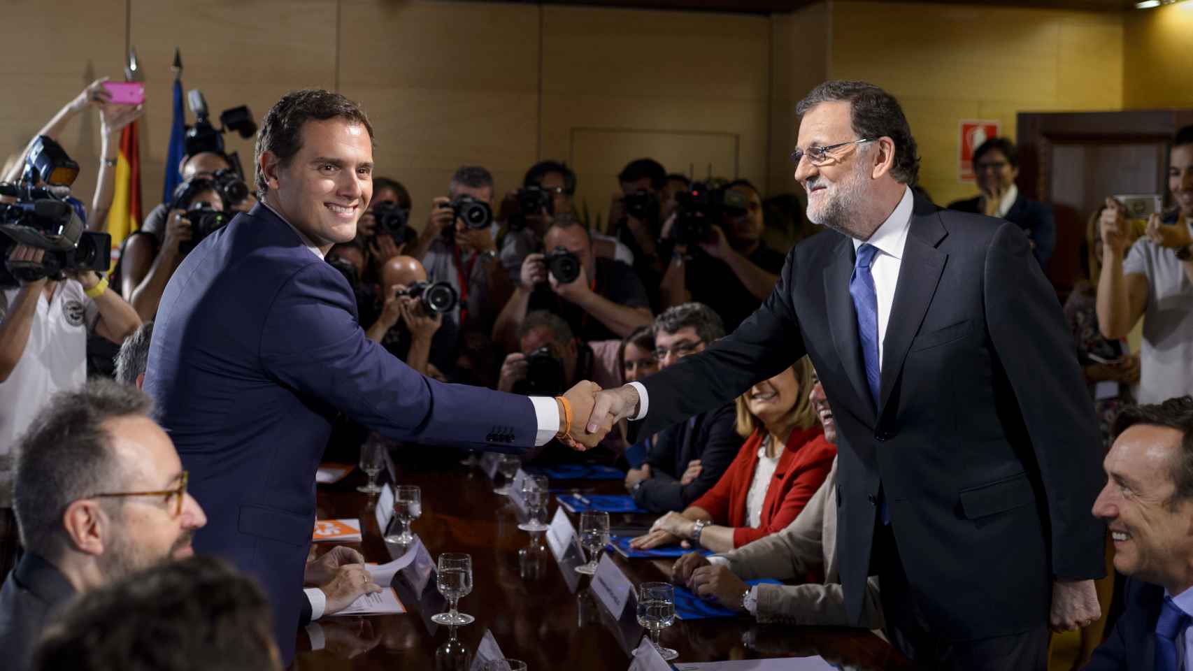 Albert Rivera y Mariano Rajoy durante la firma de su acuerdo.
