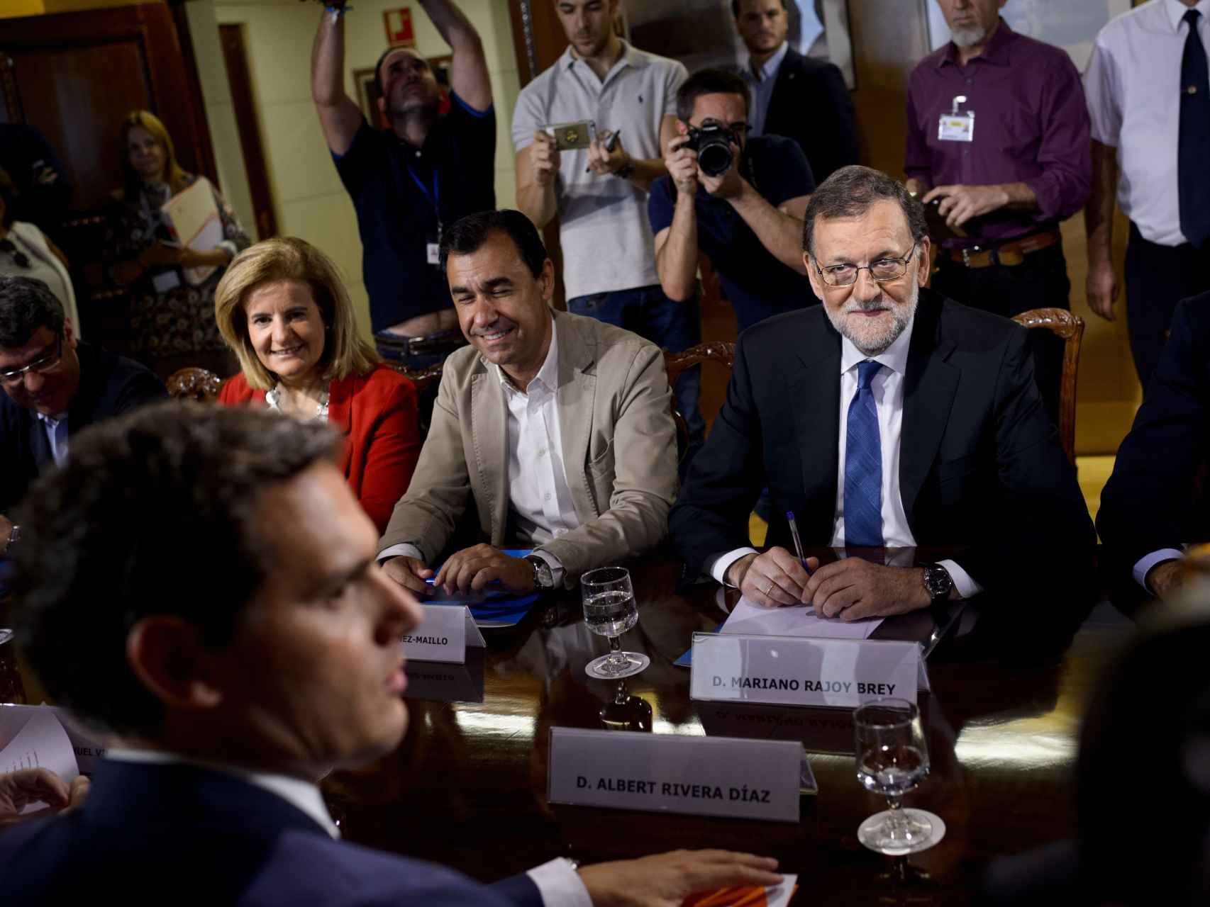 Rajoy y Rivera durante la firma del acuerdo.