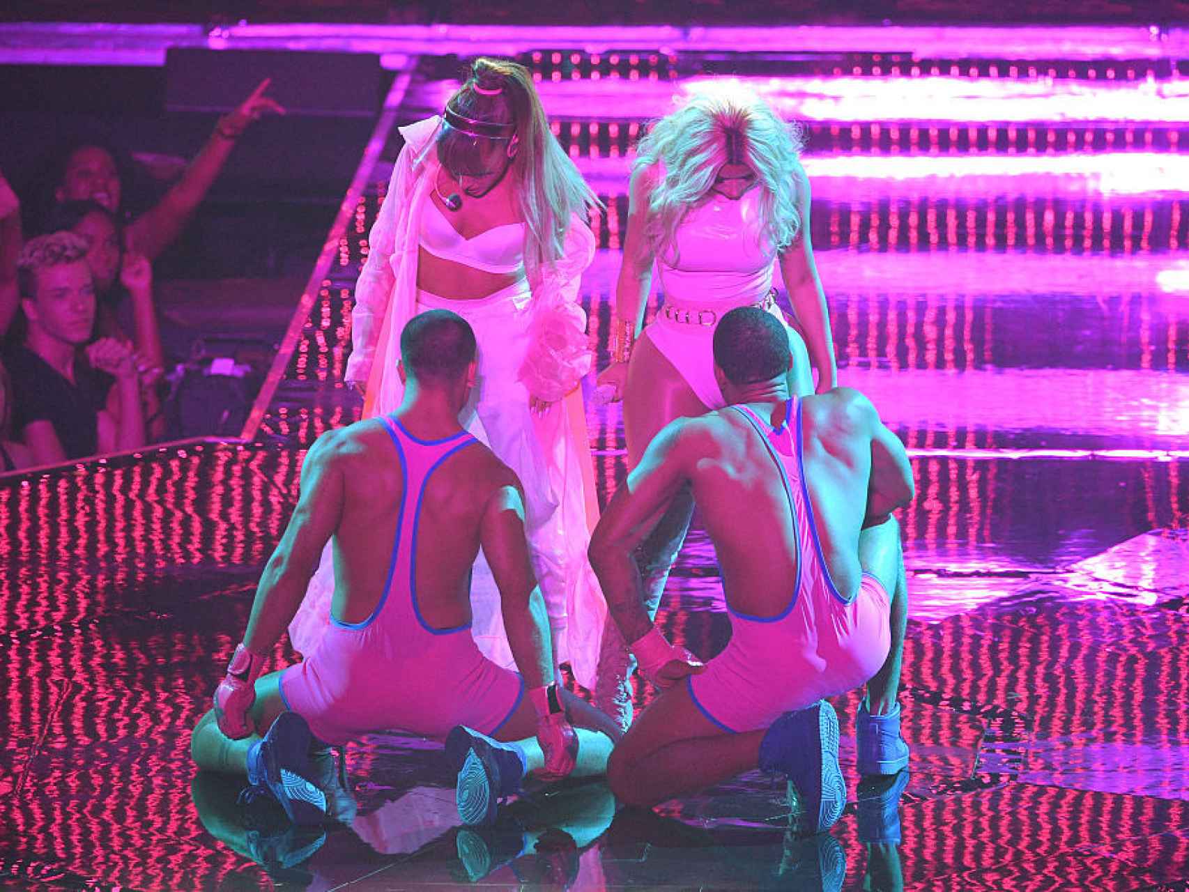 Ariana  Grande invitó a Nicki Minaj al escenario.