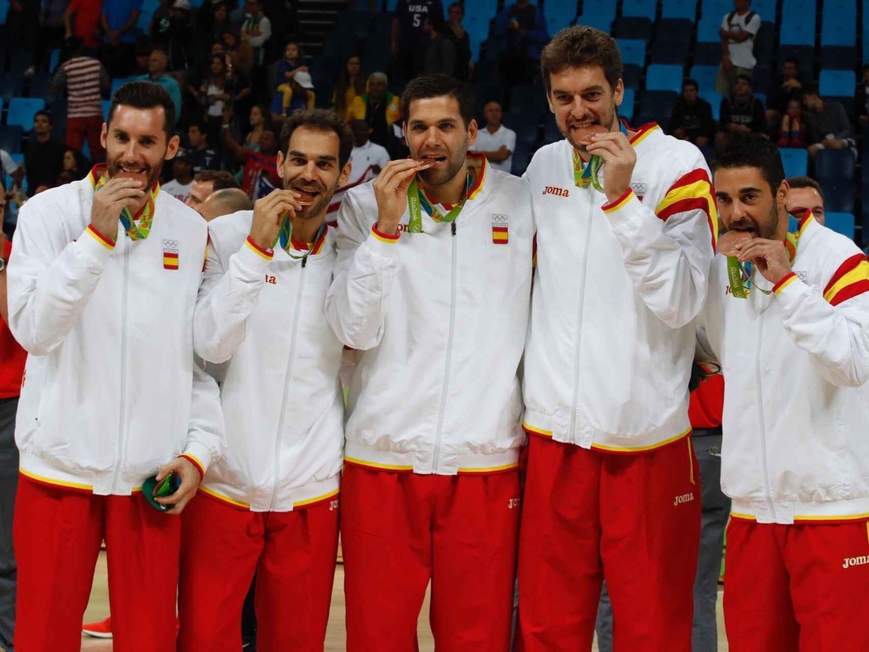 Rudy, Calderón, Reyes, Gasol y Navarro con el bronce.