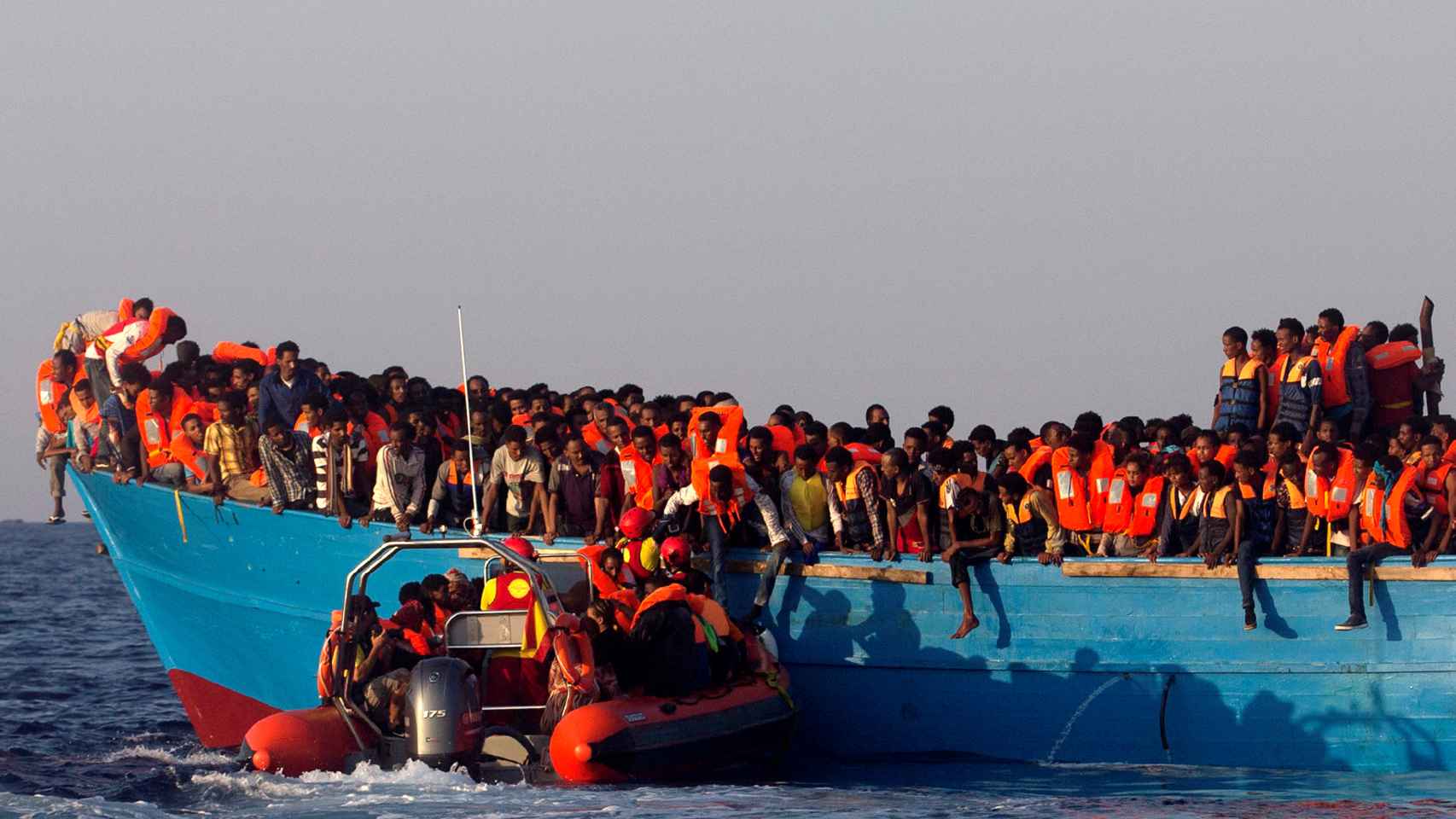 En la barca de madera viajaban entre 600 y 700 personas según MSF.