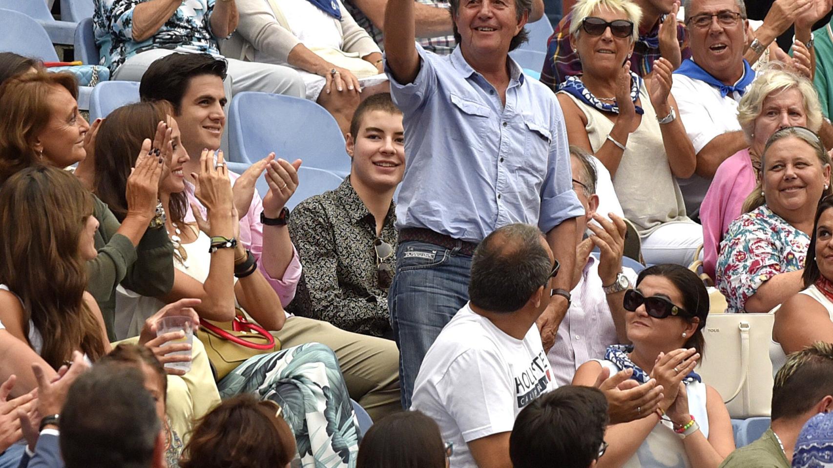 Pedro Gutiérrez Moya, 'El Niño de la Capea', saluda al público en Bilbao.
