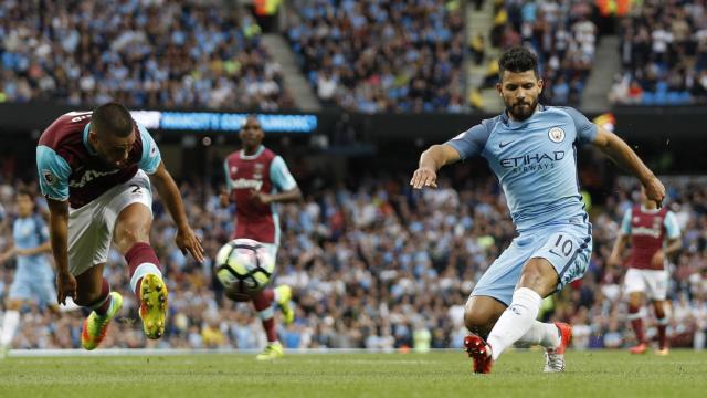 Agüero busca el disparo ante Winston Reid, durante el partido.