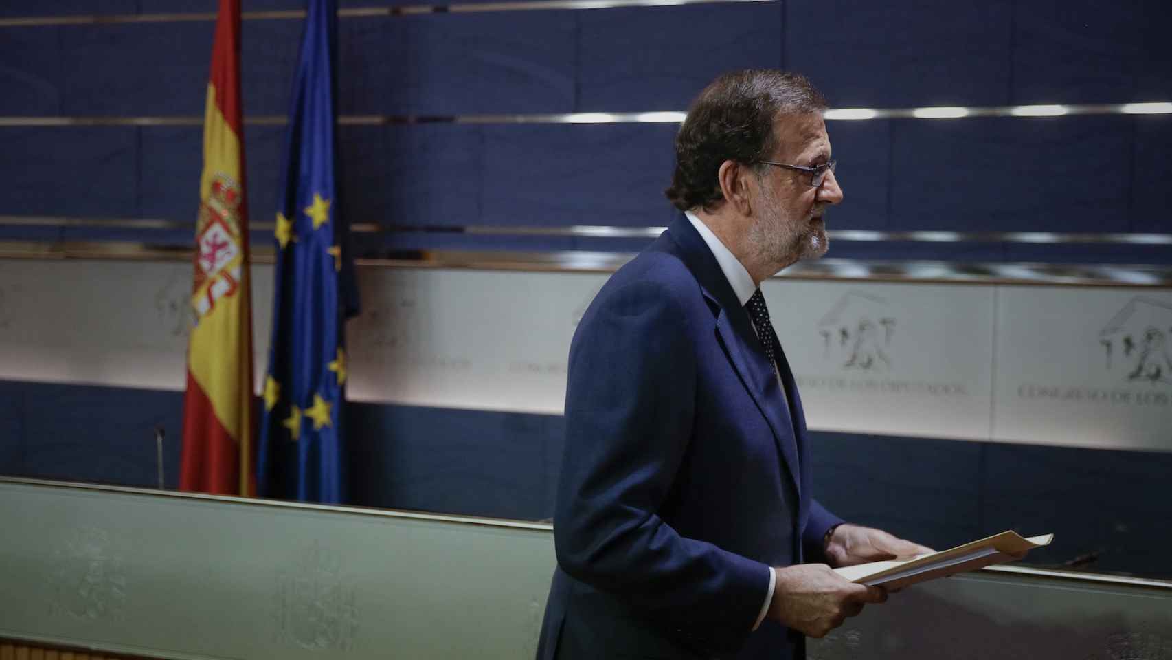 Rajoy abandona la sala de prensa del Congreso tras pedir repetir como candidato.