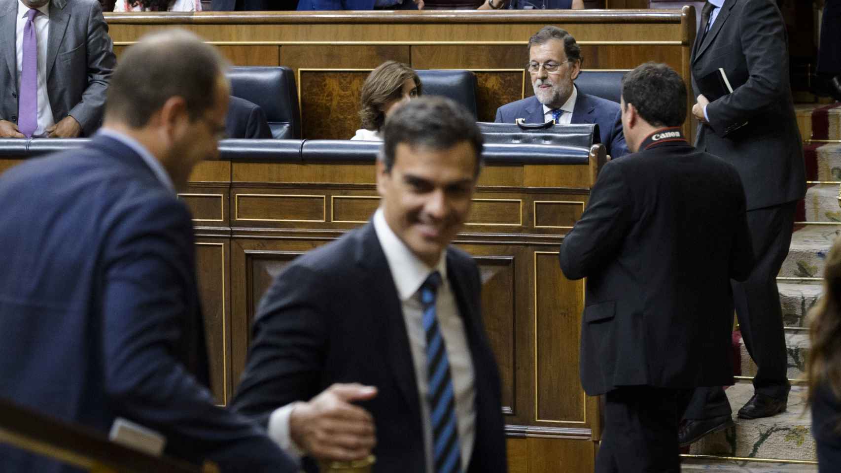 Pedro Sánchez y César Luena abandonan el hemiciclo tras el discurso de Rajoy.