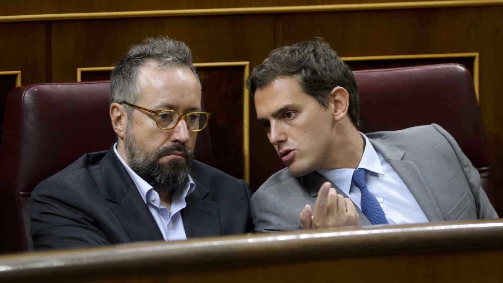 Girauta y Rivera charlan durante el discurso de Rajoy