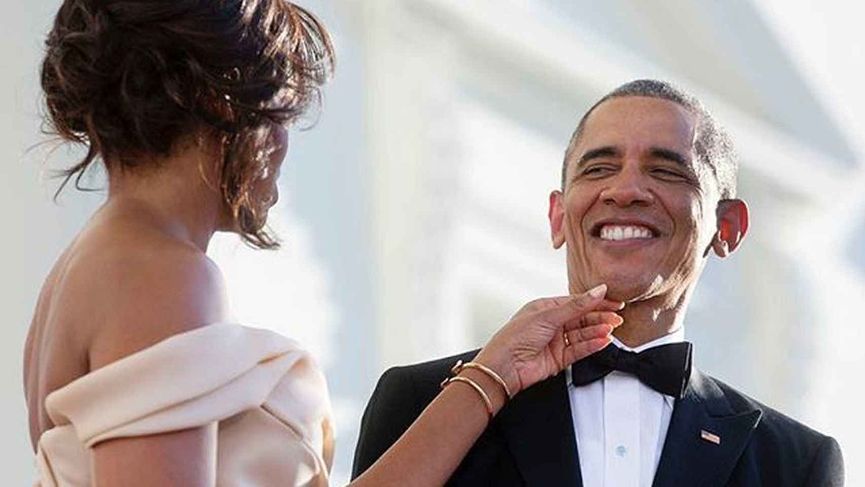 Michelle hace un gesto cariñoso a su marido Barack Obama