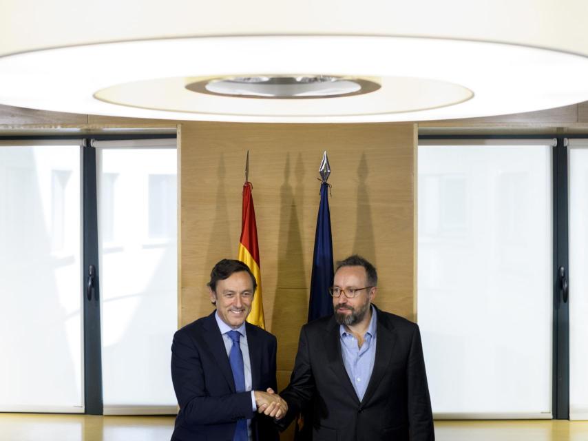 Rafael Hernando y Juan Carlos Girauta durante la firma del acuerdo de investidura.