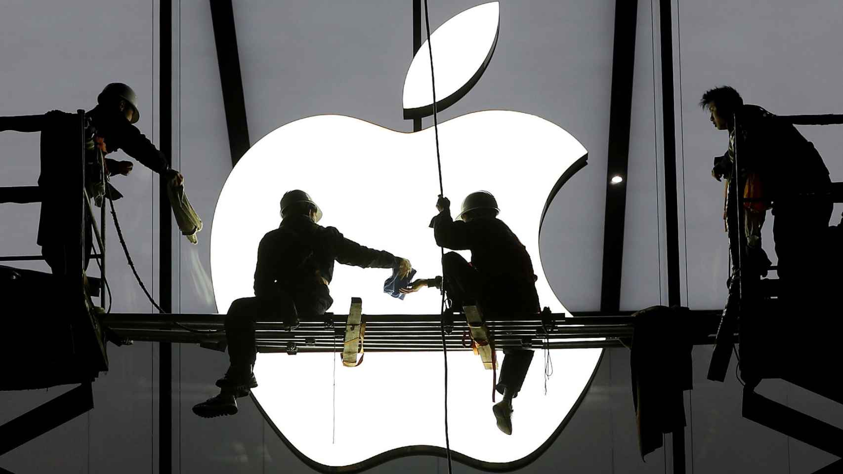 Trabajadores preparan la apertura de una tienda de Apple en China.