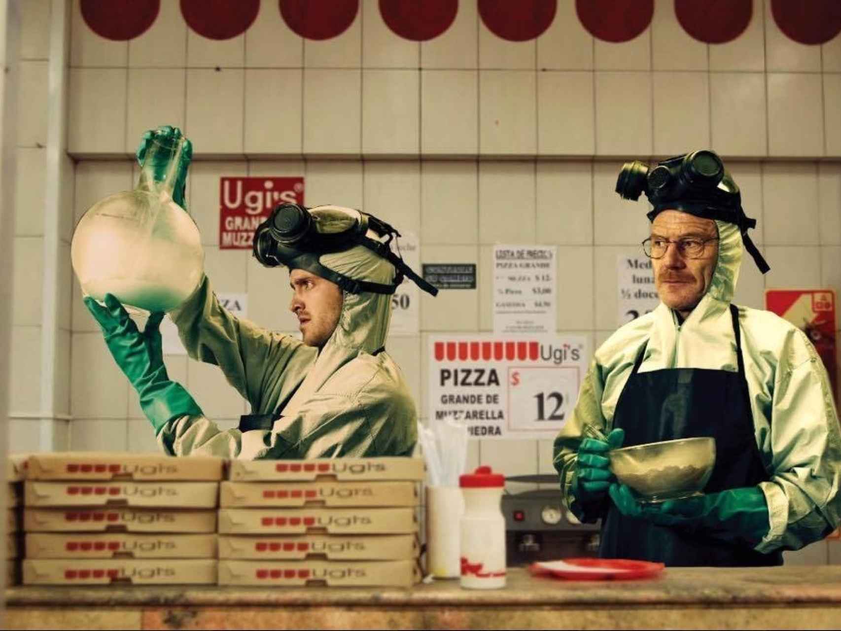 Los protagonistas de la serie Breaking Bad, cocinando droga en una pizzería Ugi's.