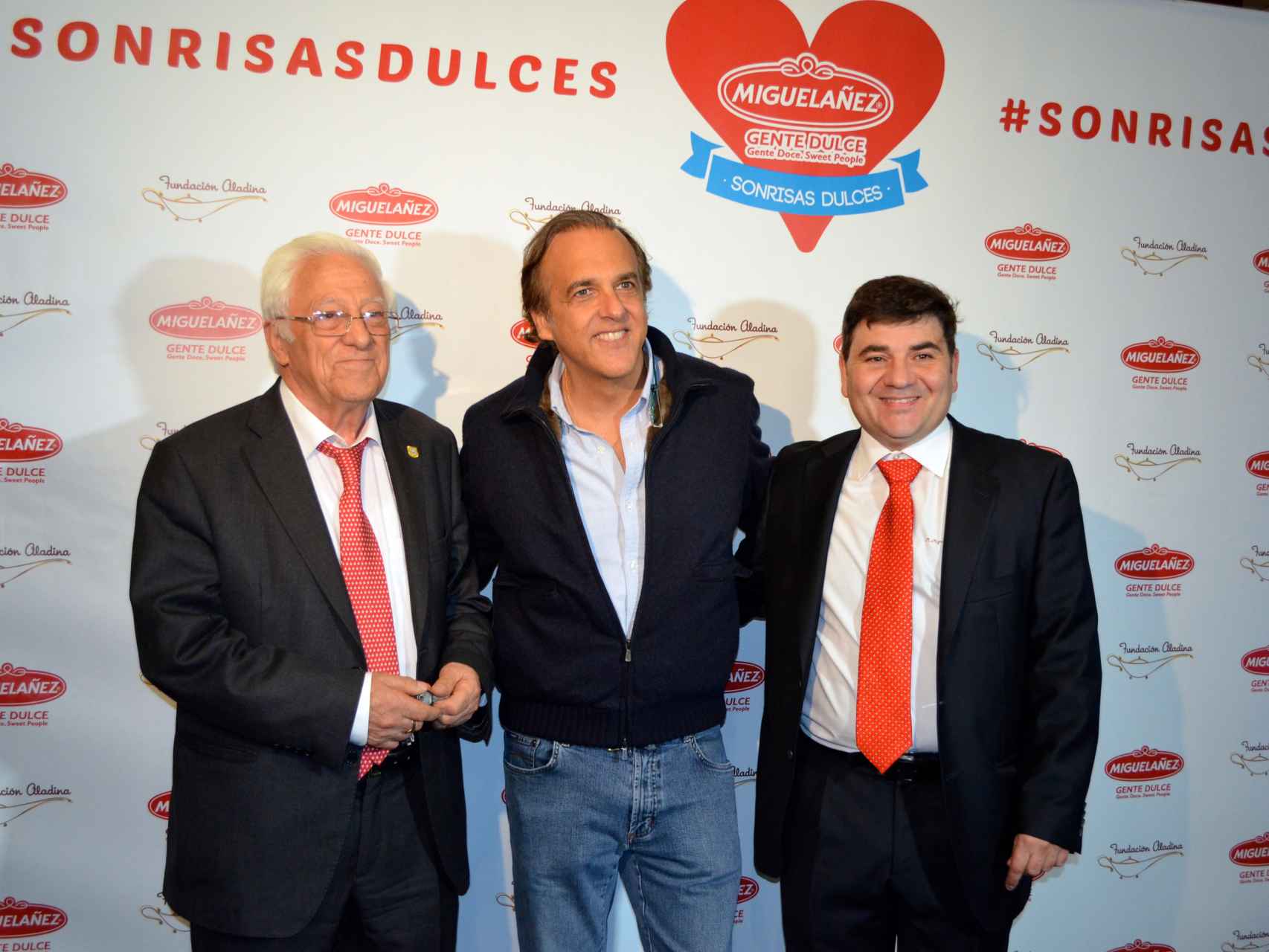 De izquierda a derecha: el padre Ángel, el cineasta Paco Arango y Mario Migueláñez.