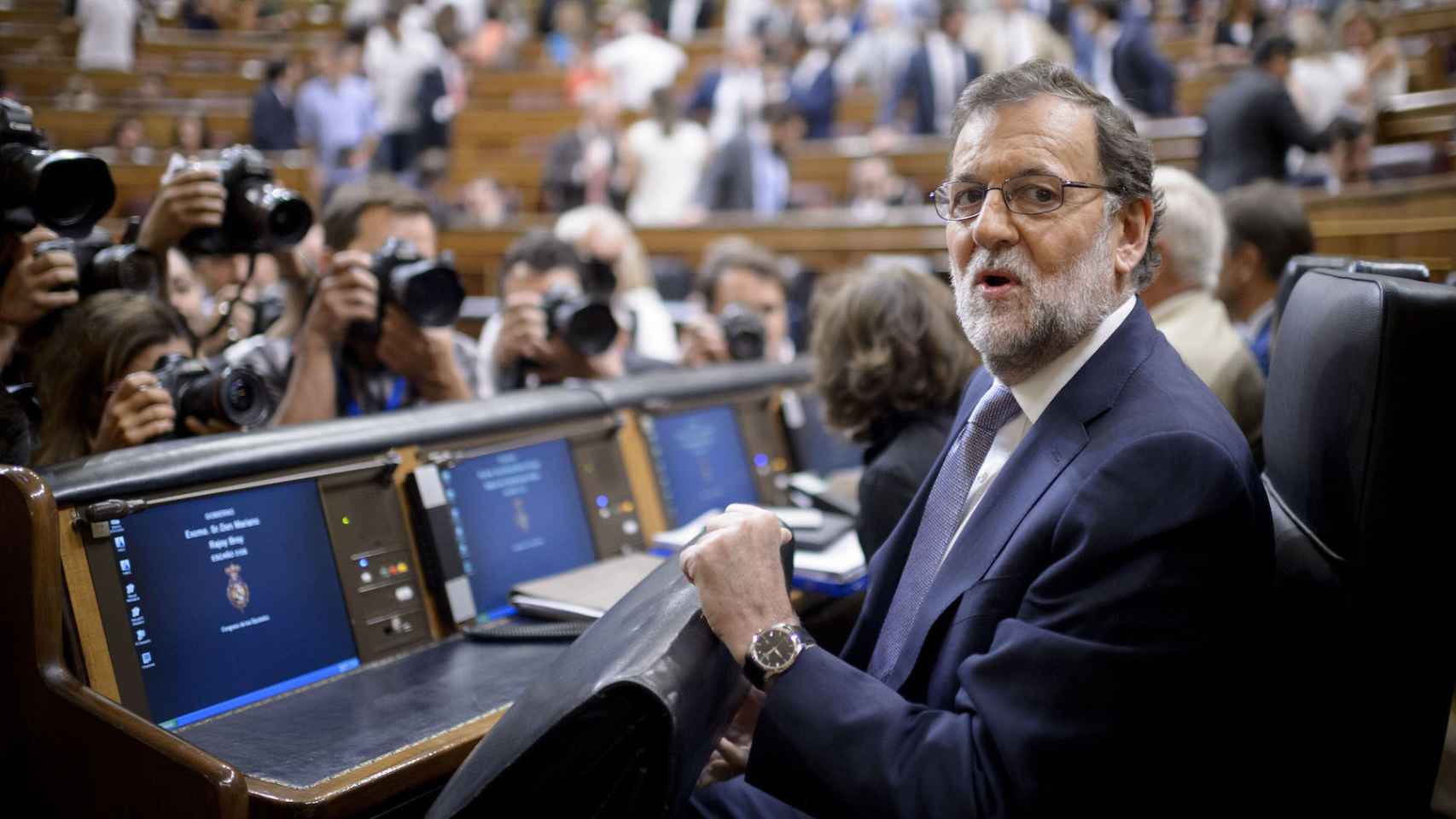 Rajoy, en su escaño antes de escuchar a Sánchez.