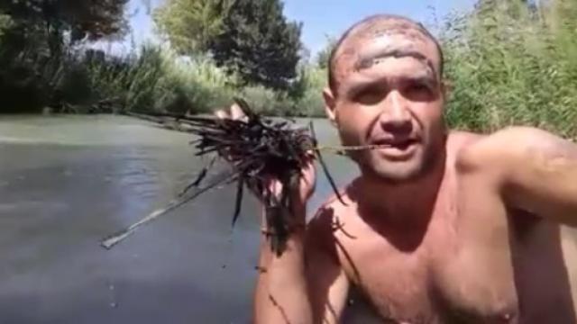 Francisco Javier Sánchez con un puñado de cañas en la ribera del Segura.