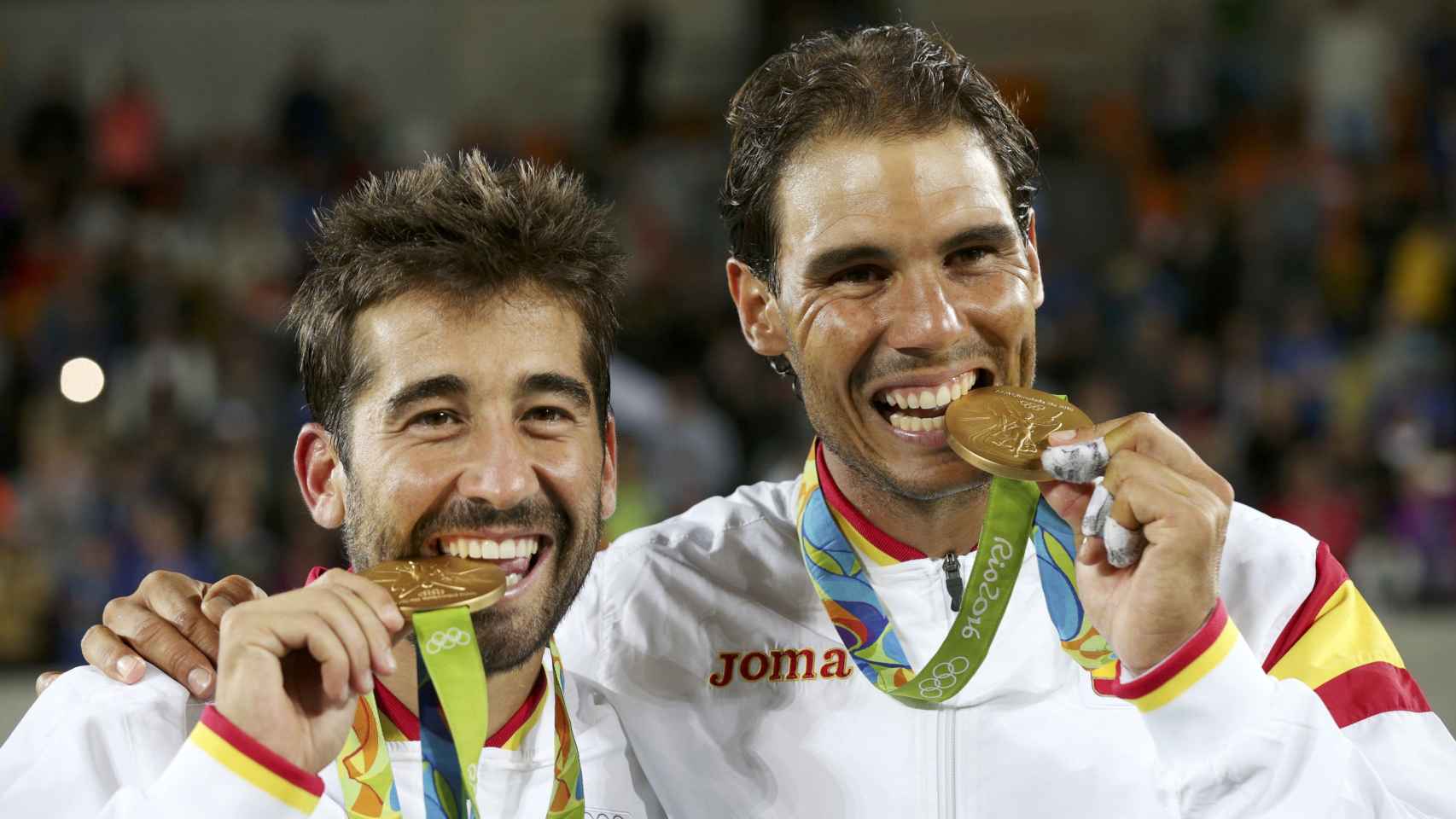 Marc López y Rafa Nadal con el oro olímpico en dobles.