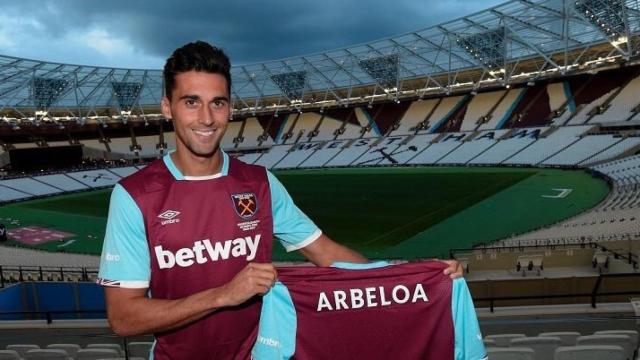 Álvaro Arbeloa posa con la camiseta del West Ham.