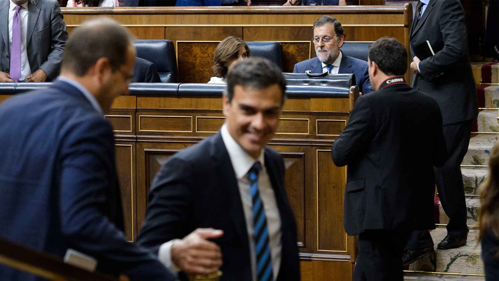 Mariano Rajoy se dirige a la bancada socialista en el Congreso.