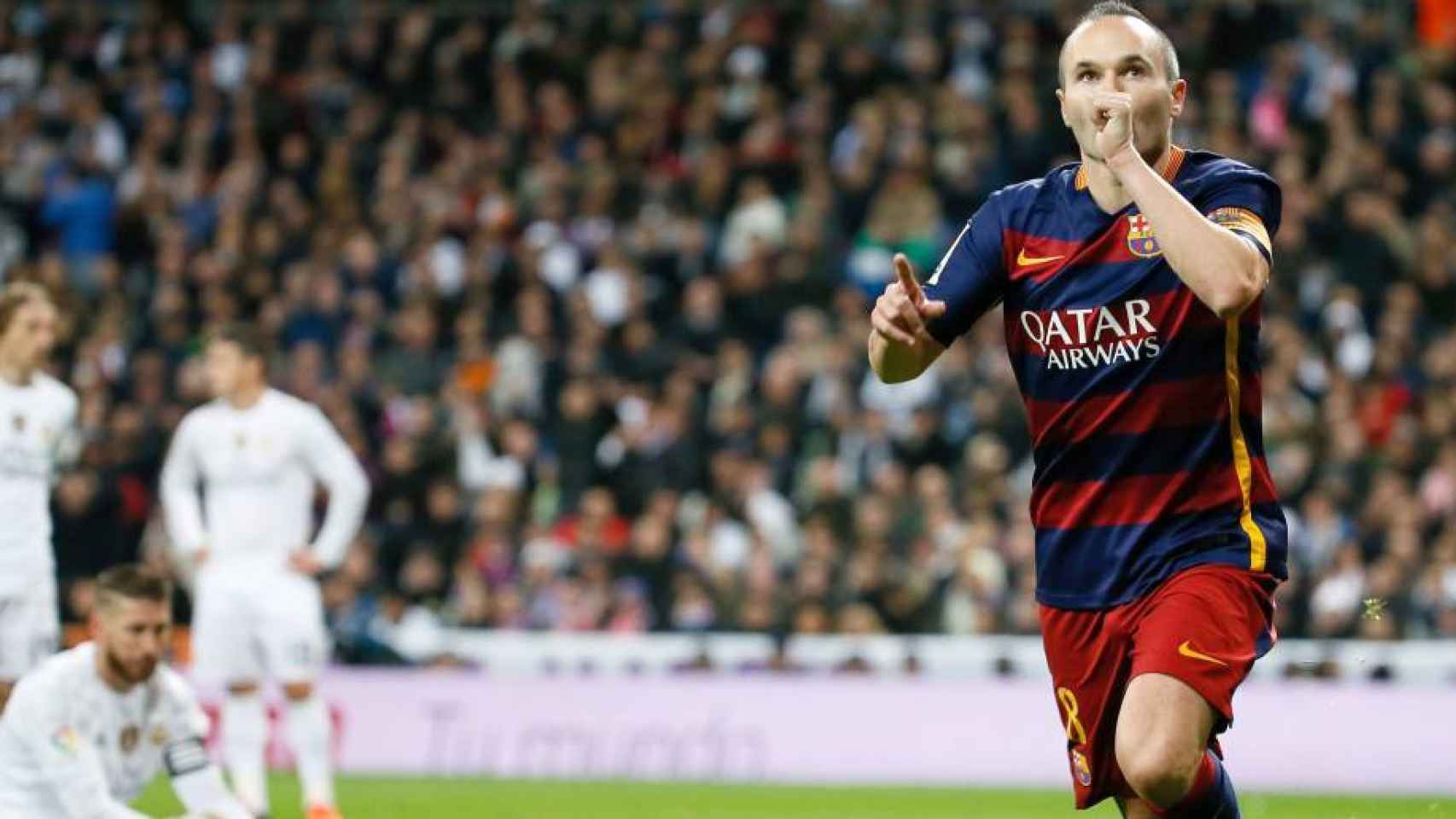 Iniesta celebra un gol con el Barcelona.