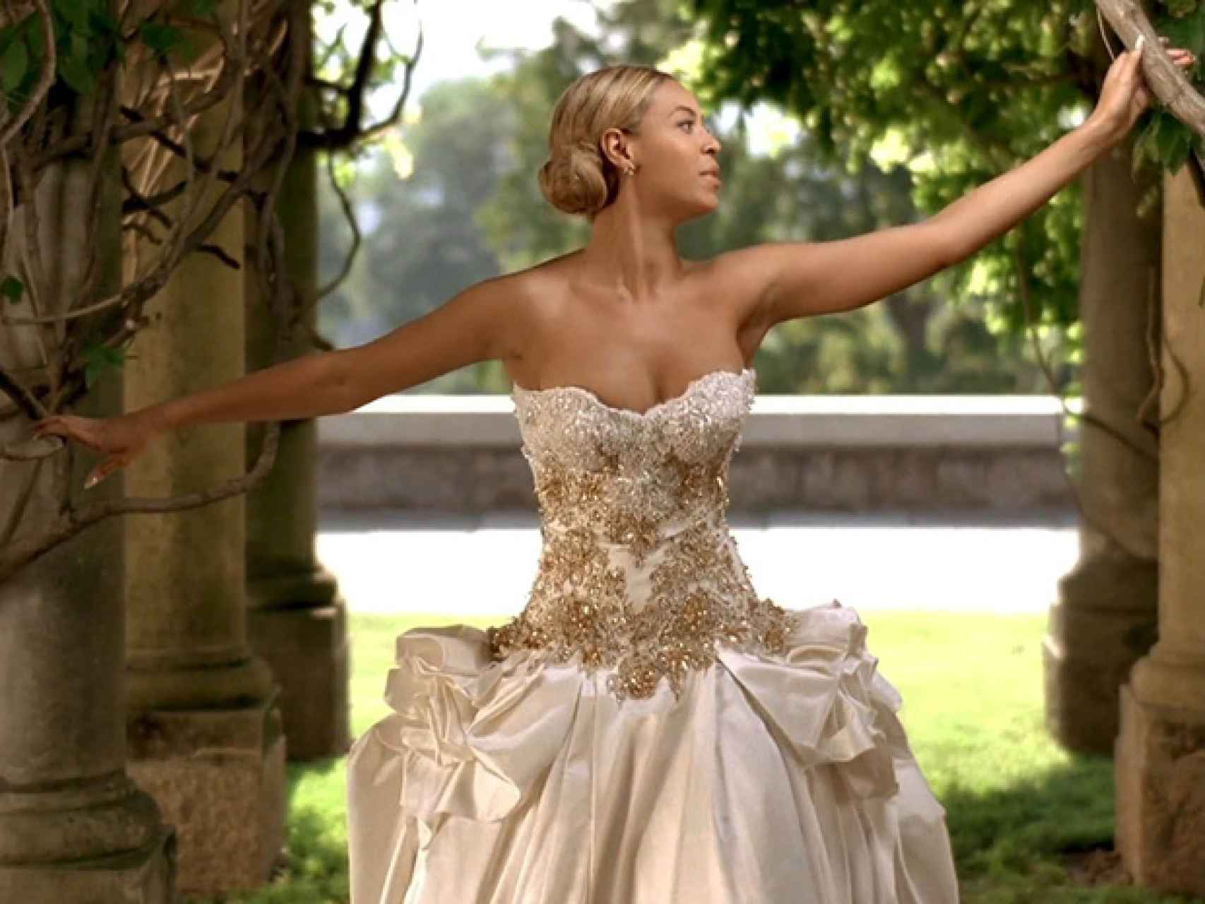 El vestido de novia que luce en el vídeoclip.