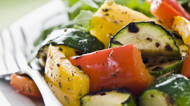 Ensalada de verduras asadas con aderezo de aguacate