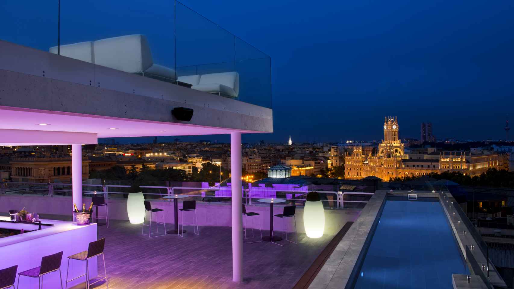 Una de sus sorpresas es su ascensor con vistas panorámicas a los tejados de Madrid.