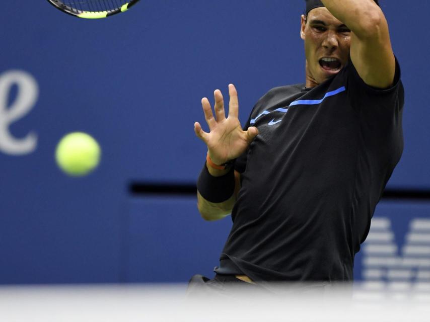 Nadal devuelve una bola durante su partido con Andreas Seppi.