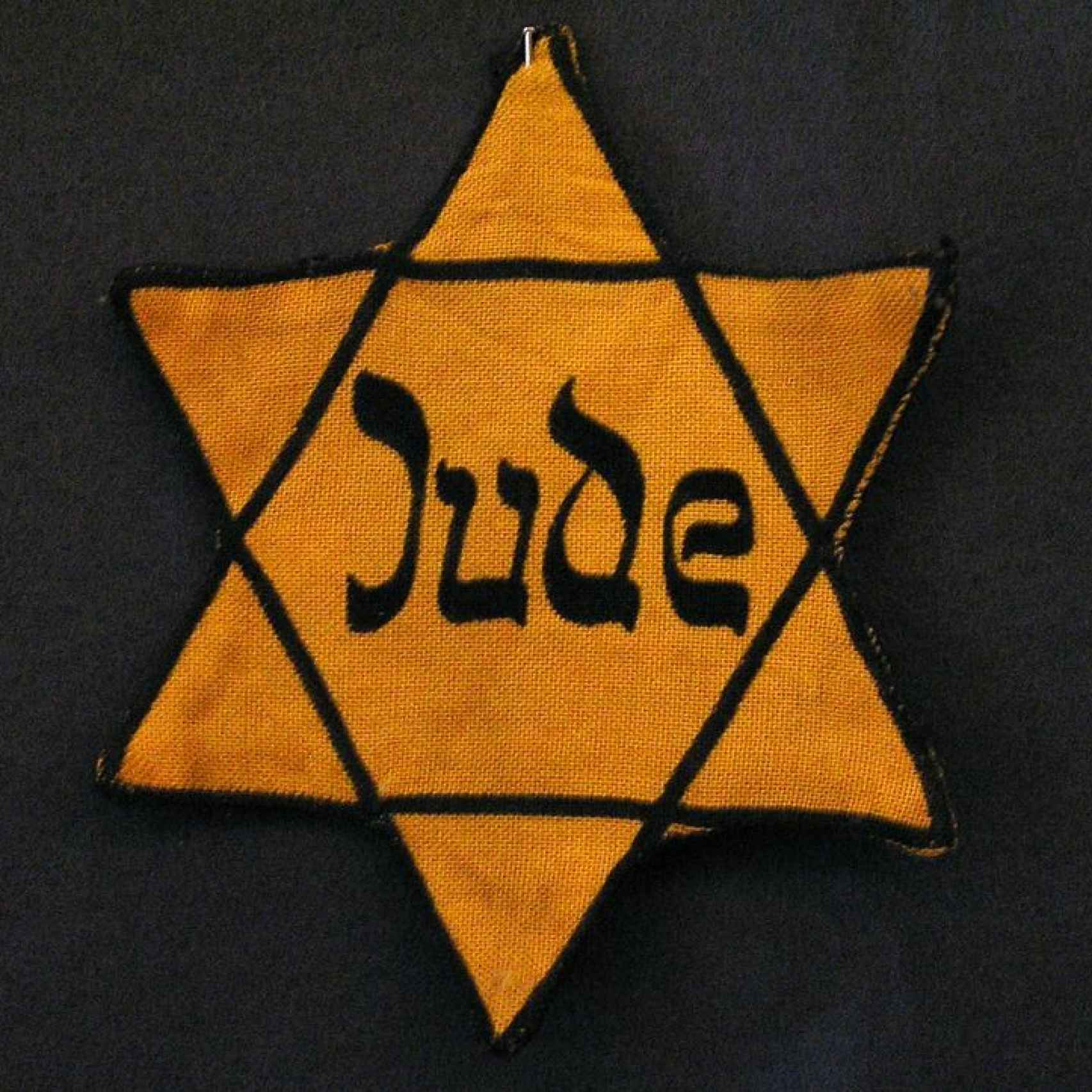 La estrella amarilla es un símbolo nazi, un hexagrama amarillo con caracteres pseudo-hebreos.