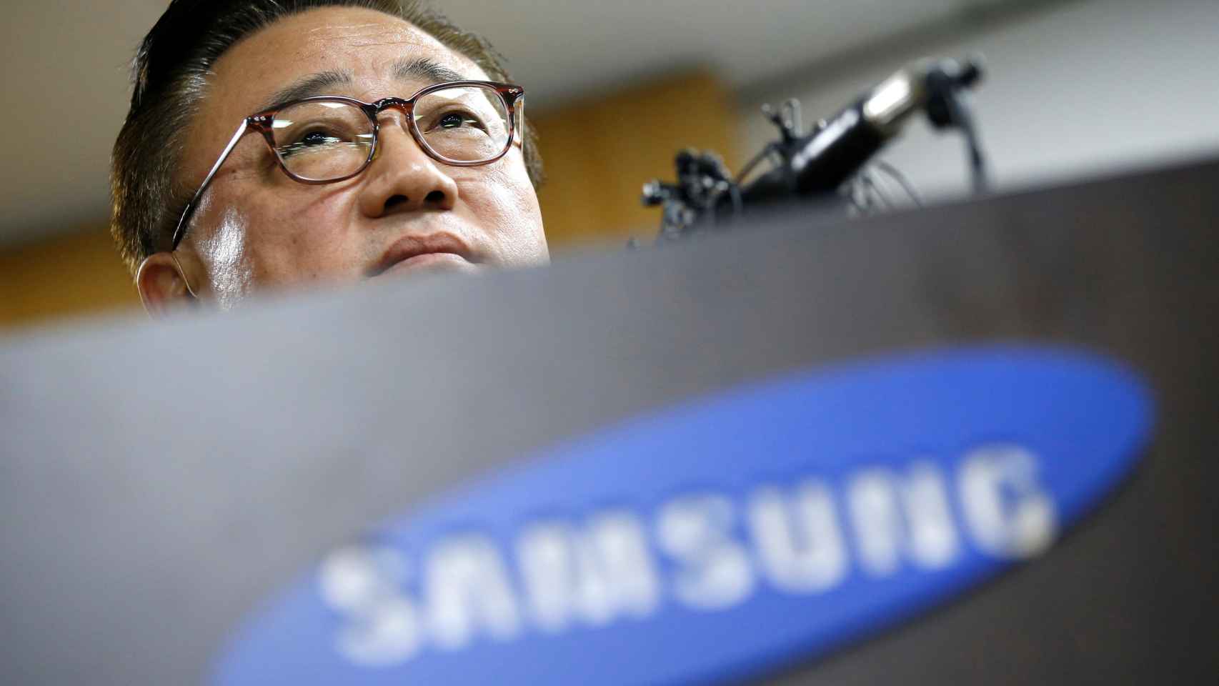El presidente de Samsung durante la conferencia de prensa ofrecida hoy.