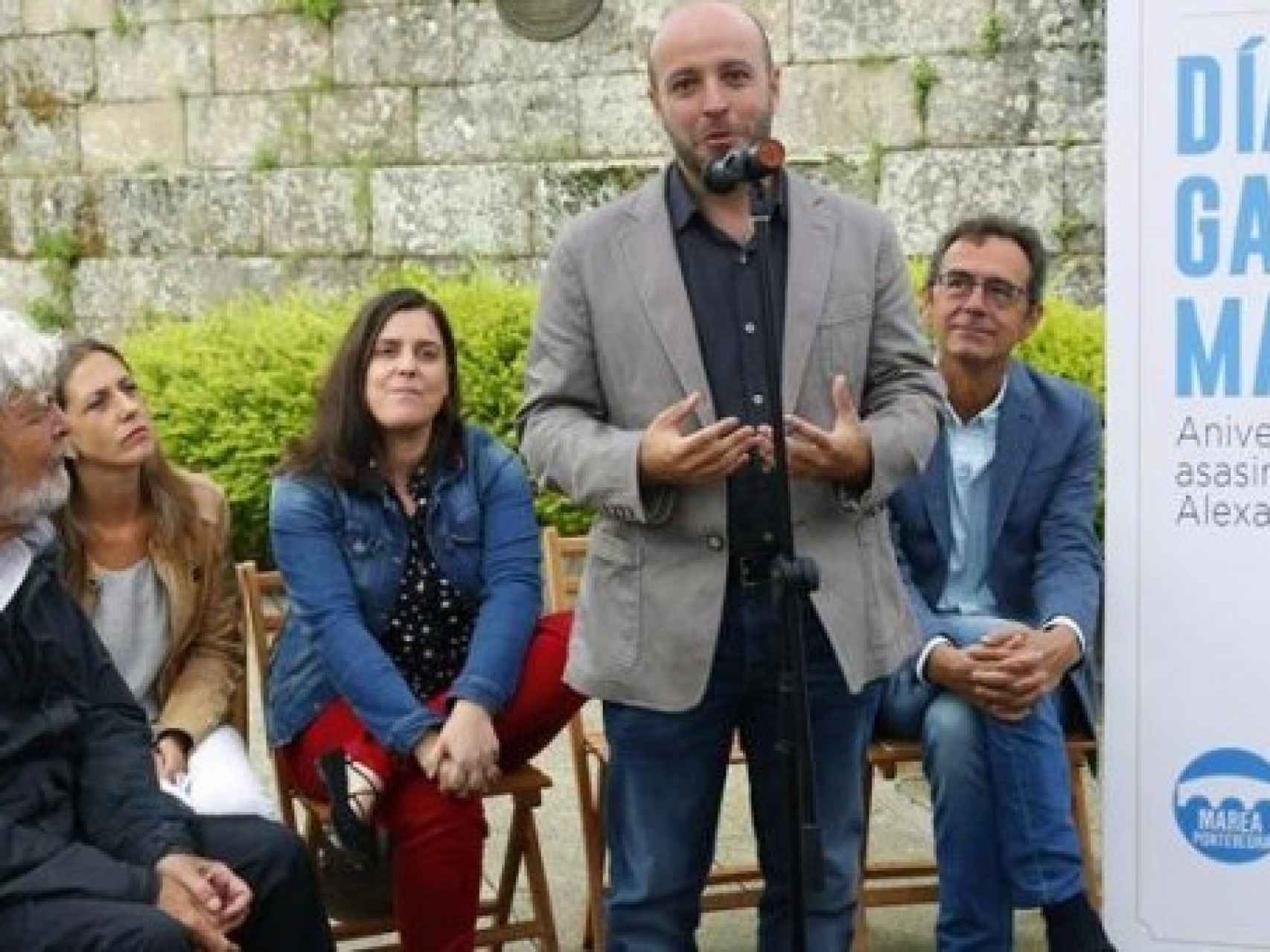 Beiras, referente del nacionalismo gallego, escucha a Luis Villares en un mitin