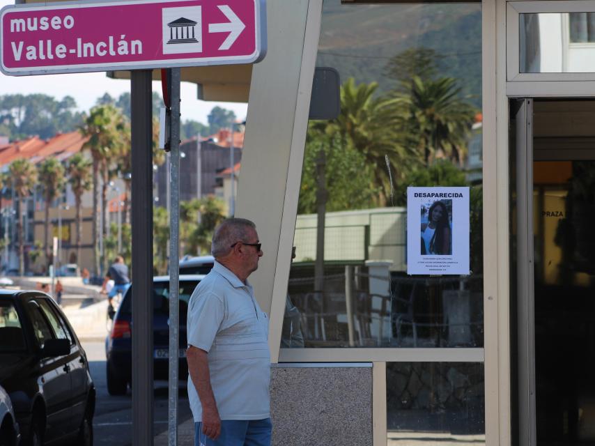 Cartel de la desaparecida a la altura del bar A Terraza de Chicolino.