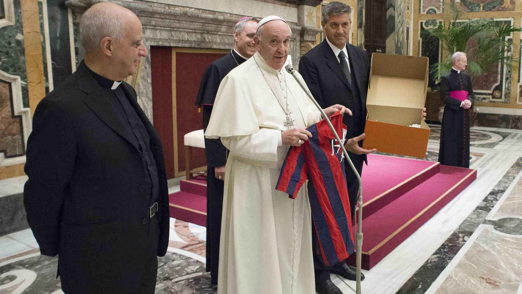 El Papa Francisco recibe una camiseta del San Lorenzo.